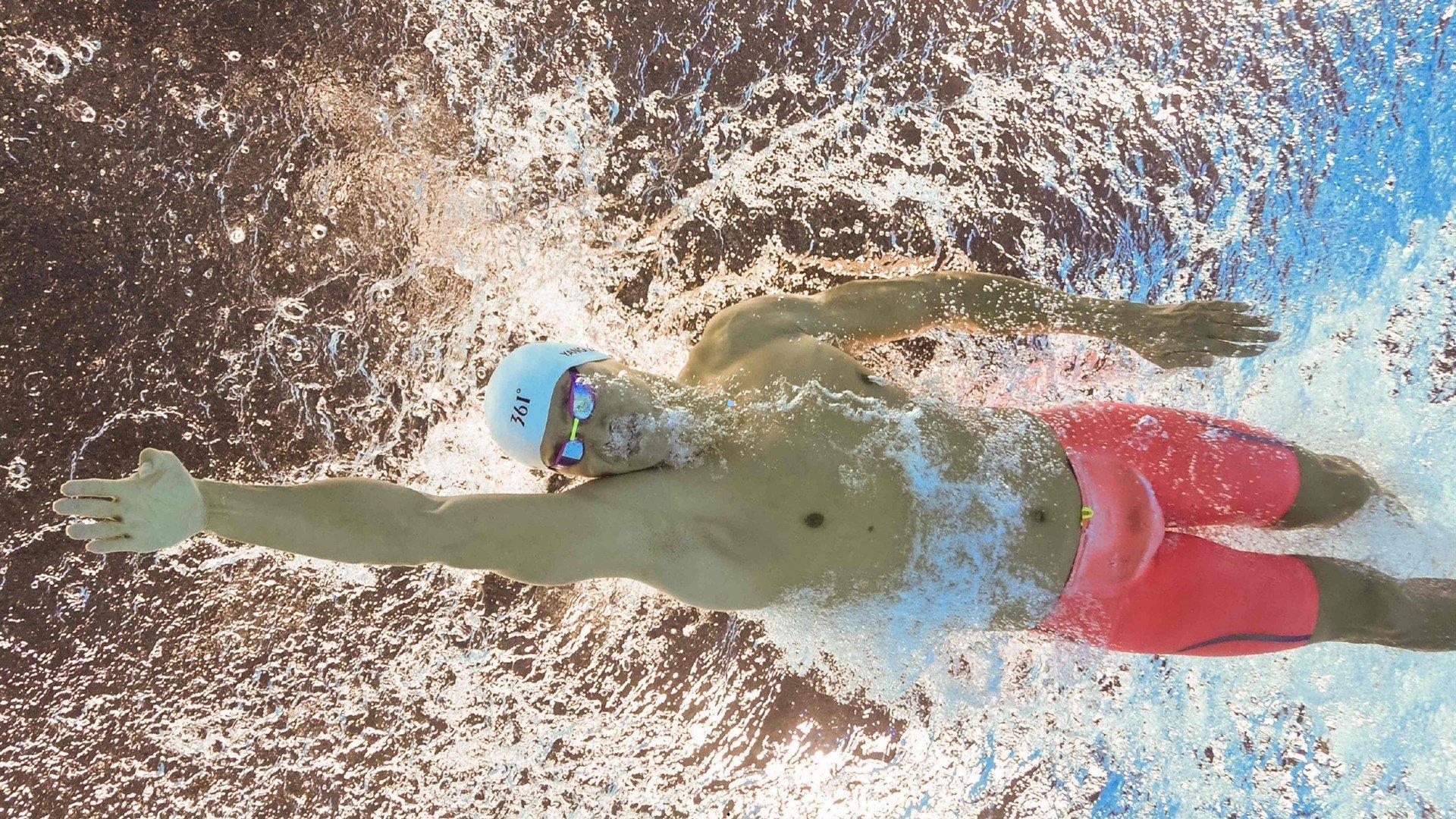 杨瀚森上半场闪光抓三板，垃圾时间登场44秒展职业态度